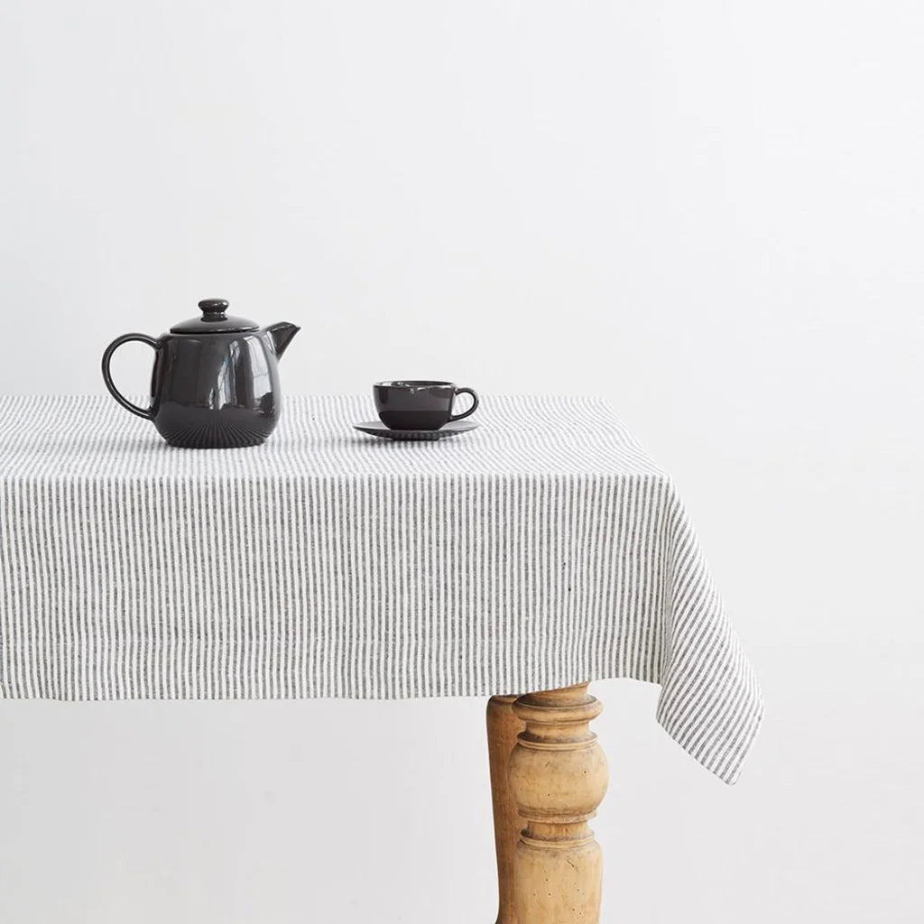 Leinen Tischdecke Streifen in Weiß+Anthrazit Weiß+Grau Muster Streifen von Linen Tales Größe 140x300 cm