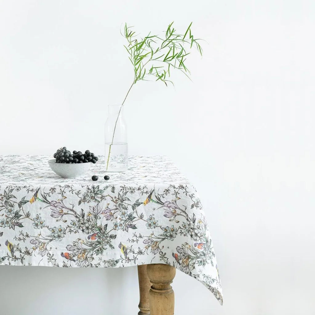 Leinen Tischdecke Vögel in Weiß+Flieder+Grün Weiß+Lila+Grün Muster Vögel von Linen Tales Größe 140x250 cm