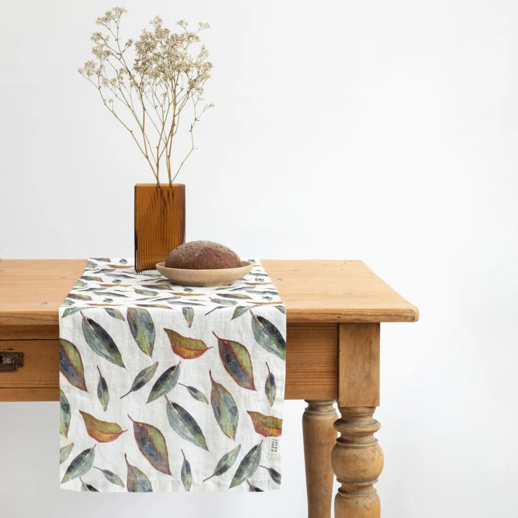 Leinen Tischläufer Blätter in Weiß+Grün+Orange Muster Blätter von Linen Tales Größe 40x150 cm