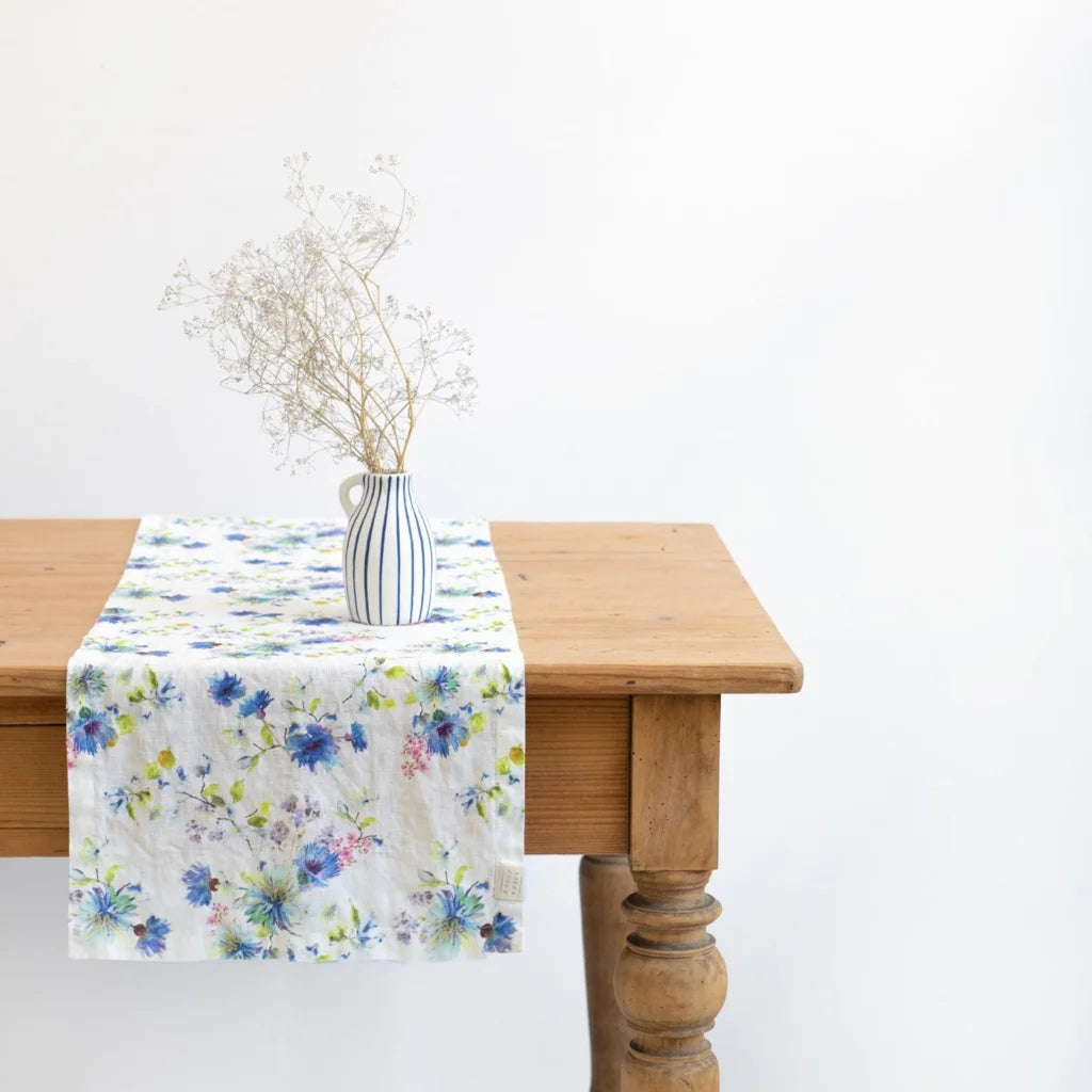 Leinen Tischläufer Blumen in Weiß+Blau Muster Blumen von Linen Tales Größe 40x150 cm