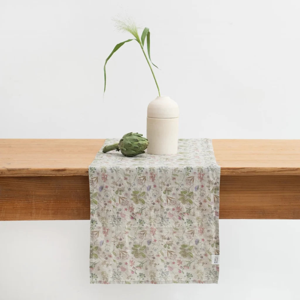 Leinen Tischläufer Botanik in Creme+Rosa+Grün+Braun Muster Botanik von Linen Tales Größe 40x150 cm