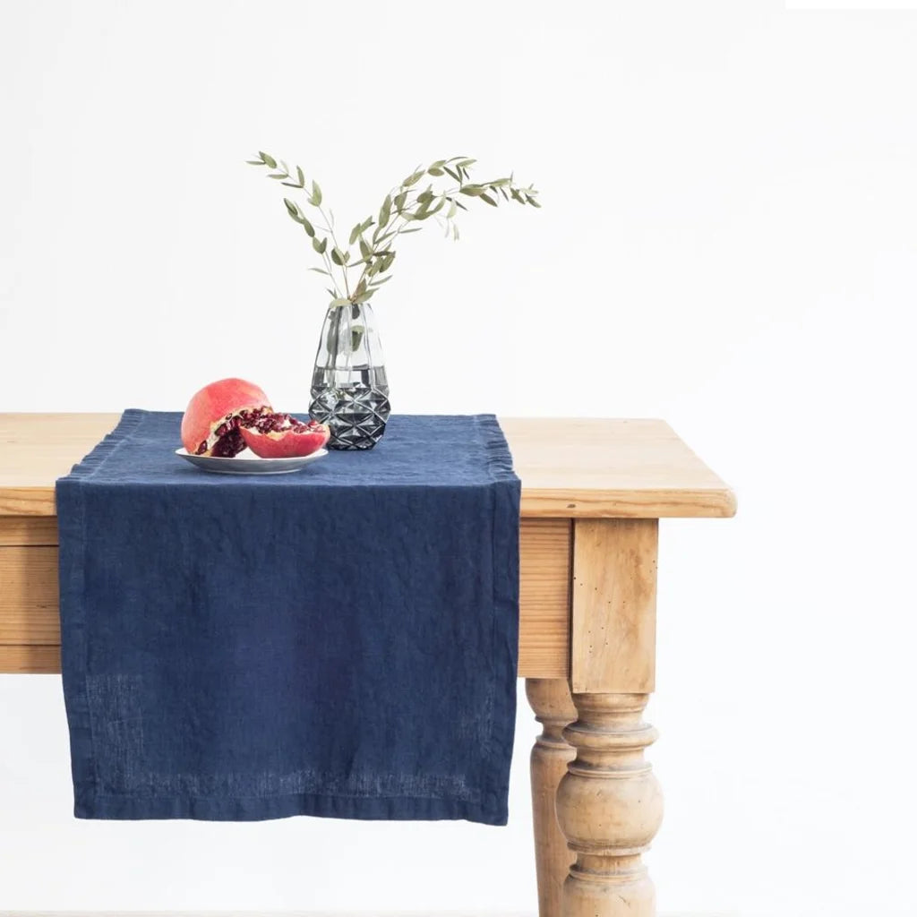 Leinen Tischläufer in Dunkelblau Blau von Linen Tales Größe 40x150 cm