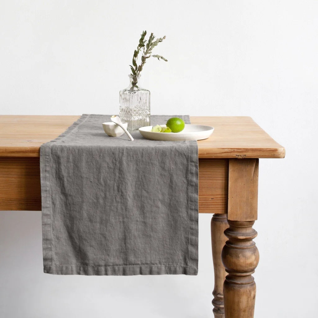 Leinen Tischläufer in Grau von Linen Tales Größe 40x200 cm