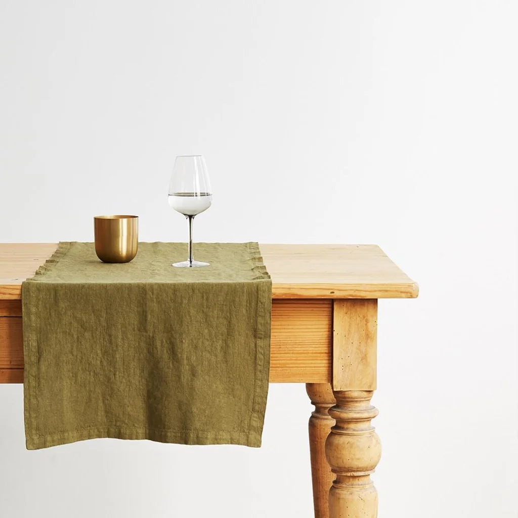 Leinen Tischläufer in Olive Grün von Linen Tales Größe 40x200 cm