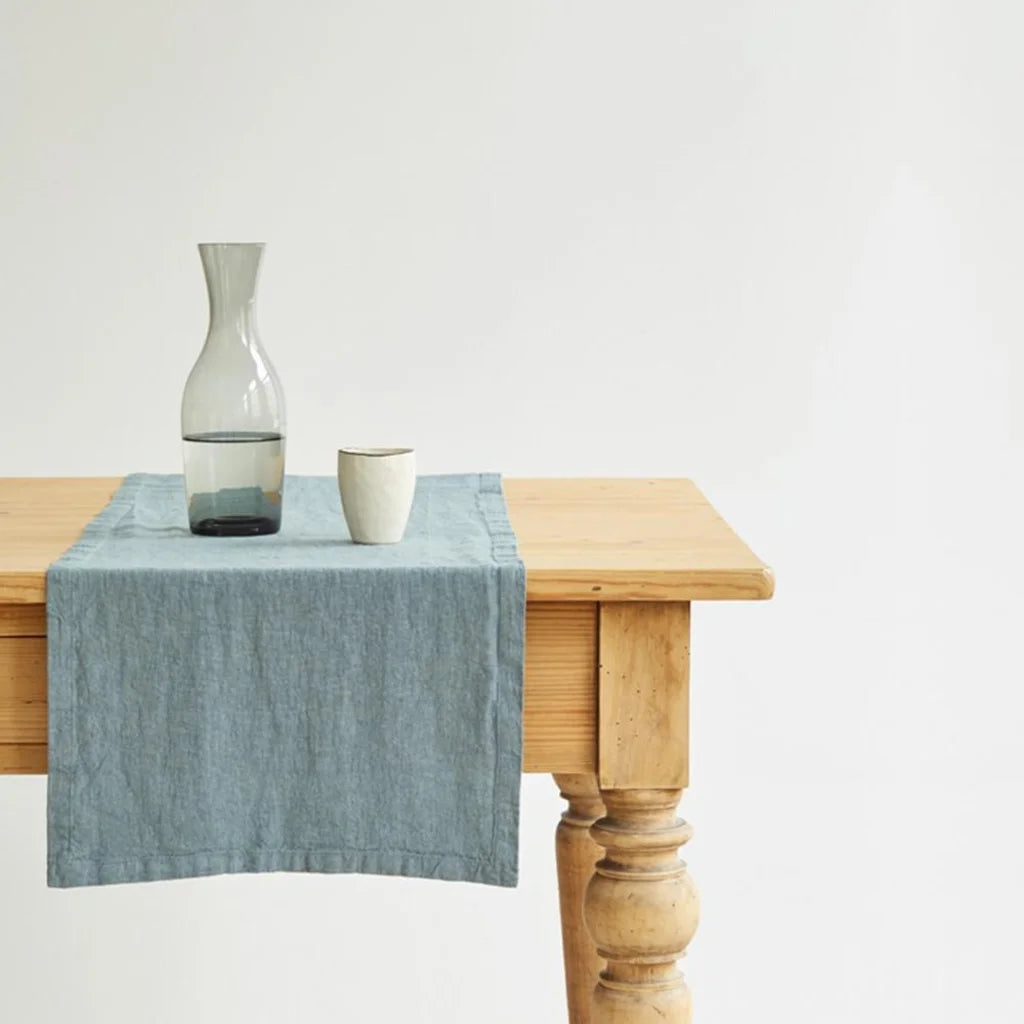 Leinen Tischläufer in Taubenblau Blau von Linen Tales Größe 40x150 cm
