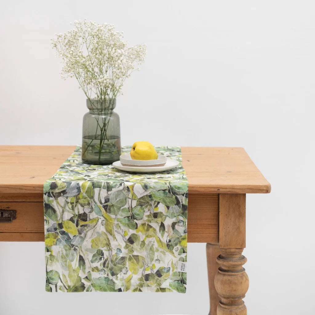 Leinen Tischläufer Lotusblätter in Weiß+Grün Muster Lotusblätter von Linen Tales Größe 40x150 cm