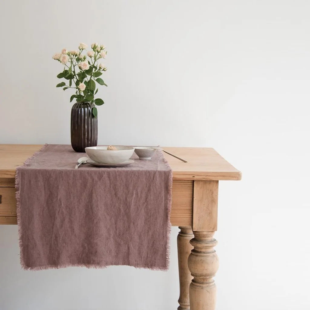 Leinen Tischläufer mit Fransen in Altrosa Rosa von Linen Tales Größe 40x200 cm
