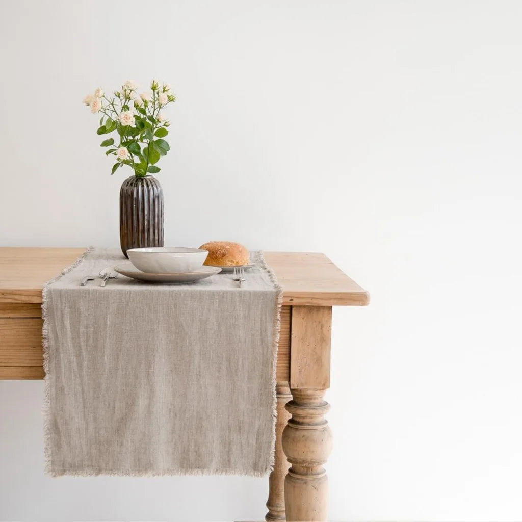Leinen Tischläufer mit Fransen in Beige von Linen Tales Größe 40x150 cm