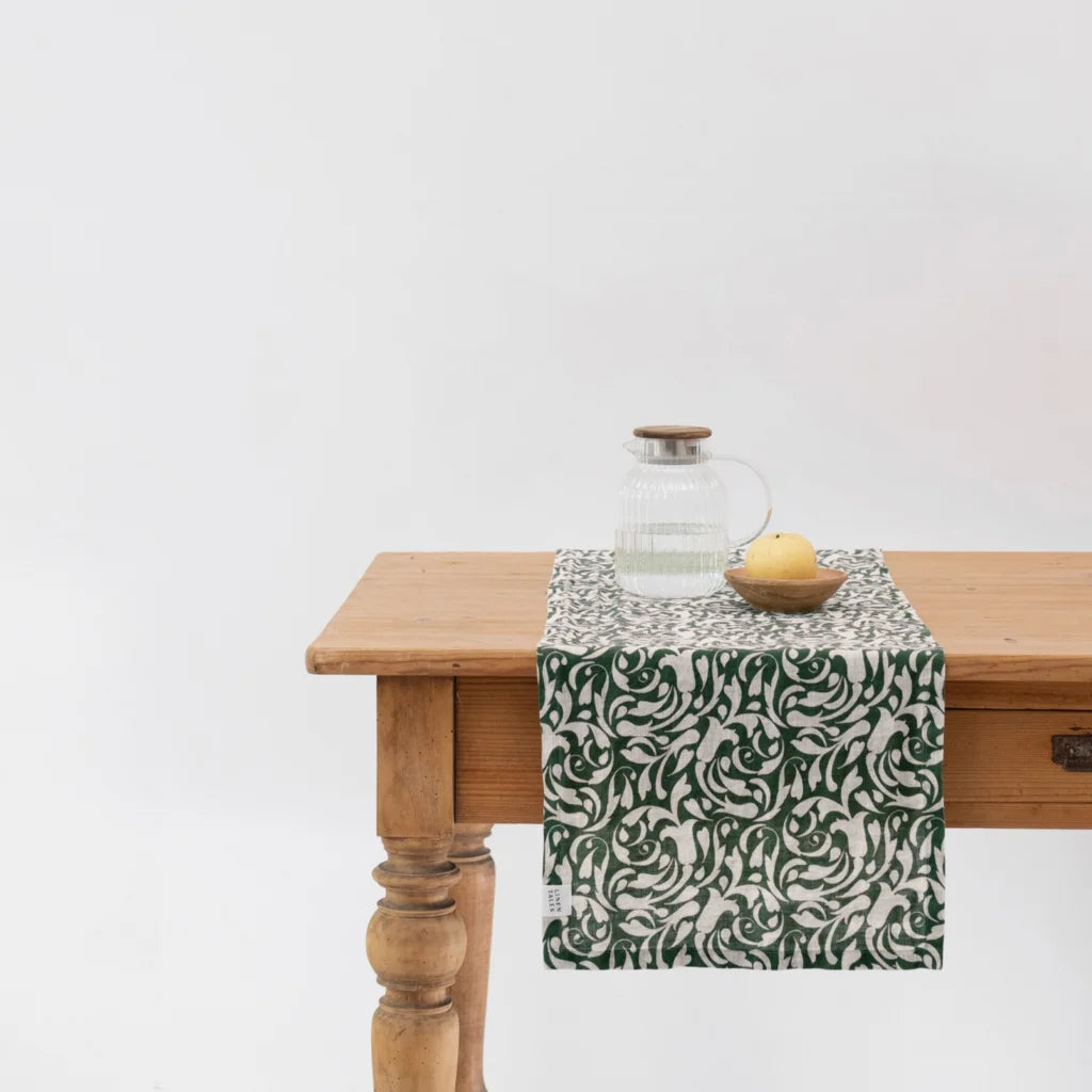 Leinen Tischläufer Ranke in Grün+Beige Muster Ranke von Linen Tales Größe 40x150 cm