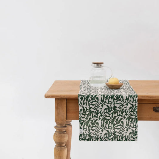 Leinen Tischläufer Ranke in Grün+Beige Muster Ranke von Linen Tales Größe 40x150 cm