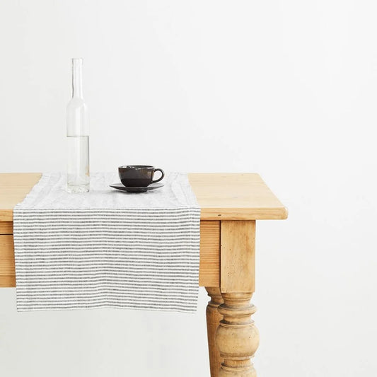 Leinen Tischläufer Streifen in Weiß+Anthrazit Weiß+Grau Muster Streifen von Linen Tales Größe 40x200 cm