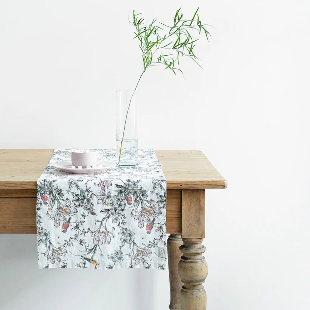 Leinen Tischläufer Vögel in Weiß+Flieder+Grün Weiß+Lila+Grün Muster Vögel von Linen Tales Größe 40x150 cm