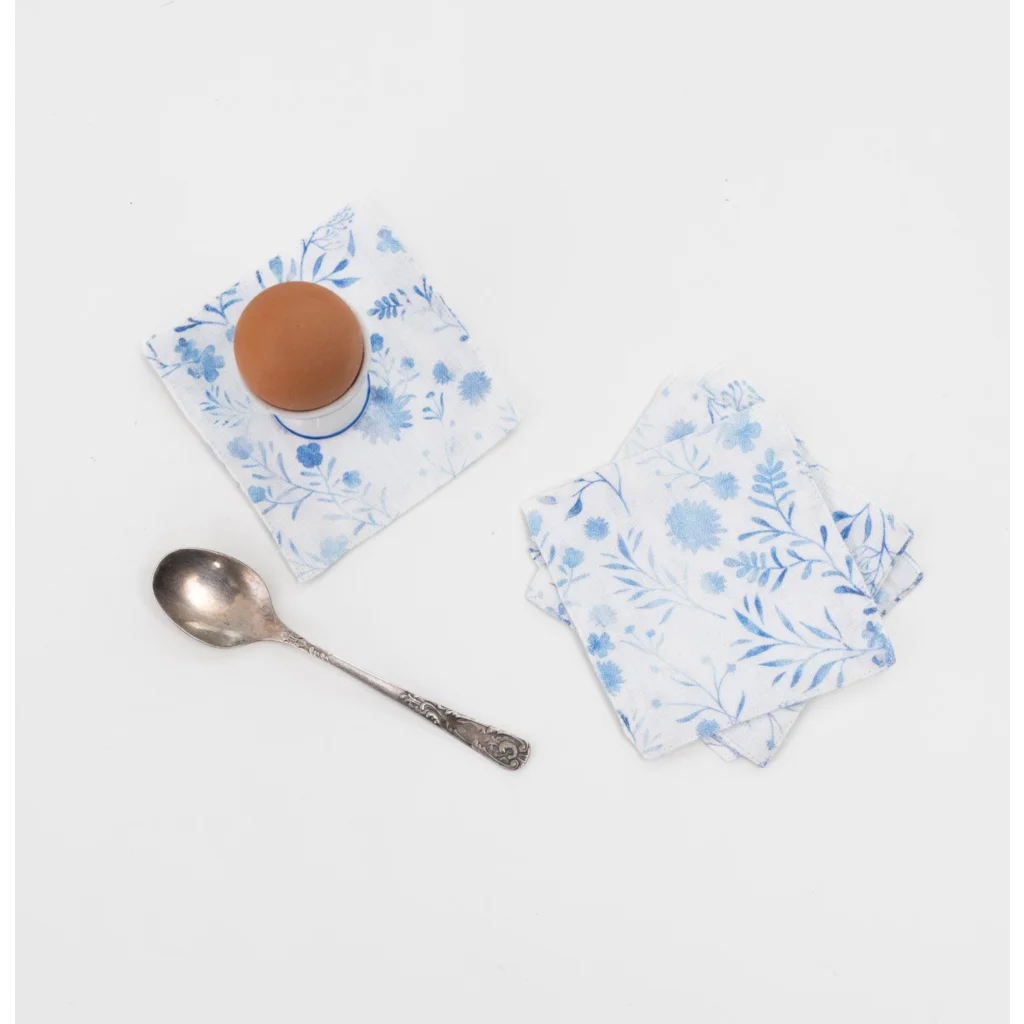 Leinen Untersetzer Blumen 4er-Pack in Weiß+Blau Muster Blumen von Linen Tales Größe 10x10 cm