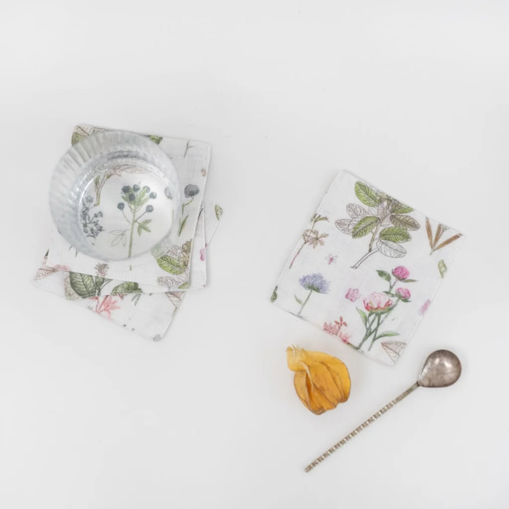 Leinen Untersetzer Botanik 4er-Pack in Weiß+Rosa+Grün+Braun Muster Botanik von Linen Tales Größe 15x15 cm