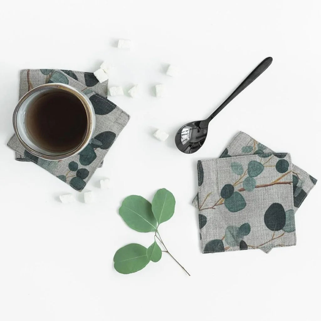 Leinen Untersetzer Eukalyptus 4er-Pack in Creme+Grün+Dunkelgrün Creme+Grün+Grün Muster Eukalyptus von Linen Tales Größe 10x10 cm