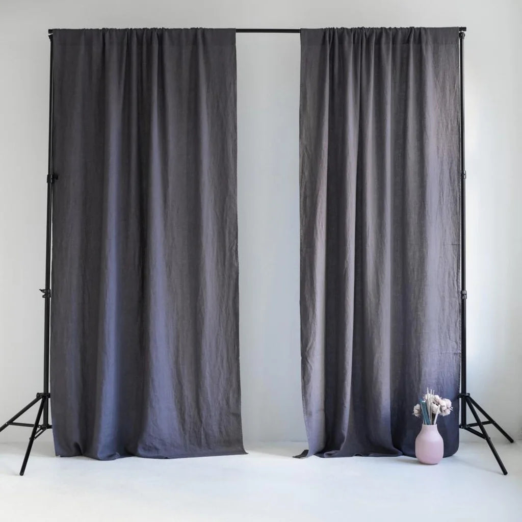 Leinen Verdunkelungsvorhang mit Tunnel 2er-Set in Anthrazit Grau von Linen Tales Größe 140x230 cm