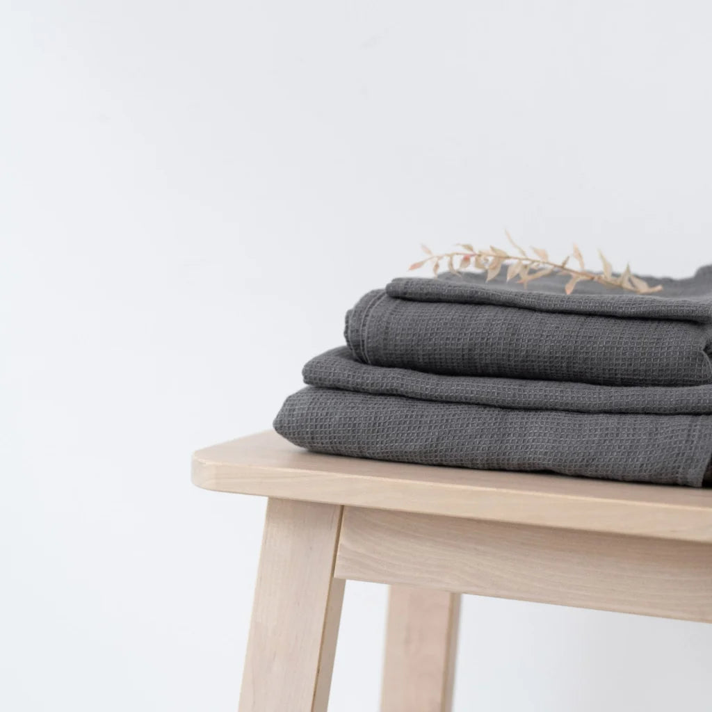 Leinen Waffelpiqué Duschtuch in Anthrazit Grau von Linen Tales Größe 75x125 cm