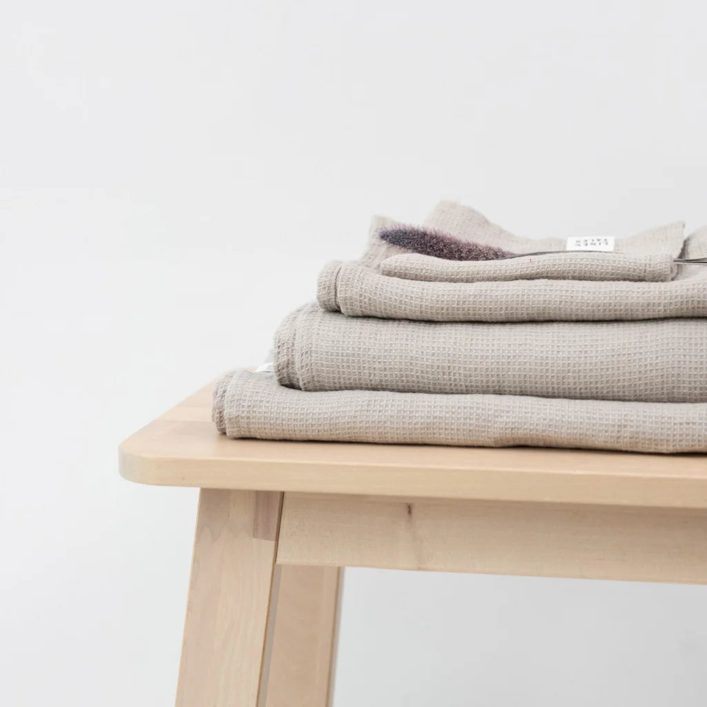 Leinen Waffelpiqué Handtuch in Beige von Linen Tales Größe 45x65 cm