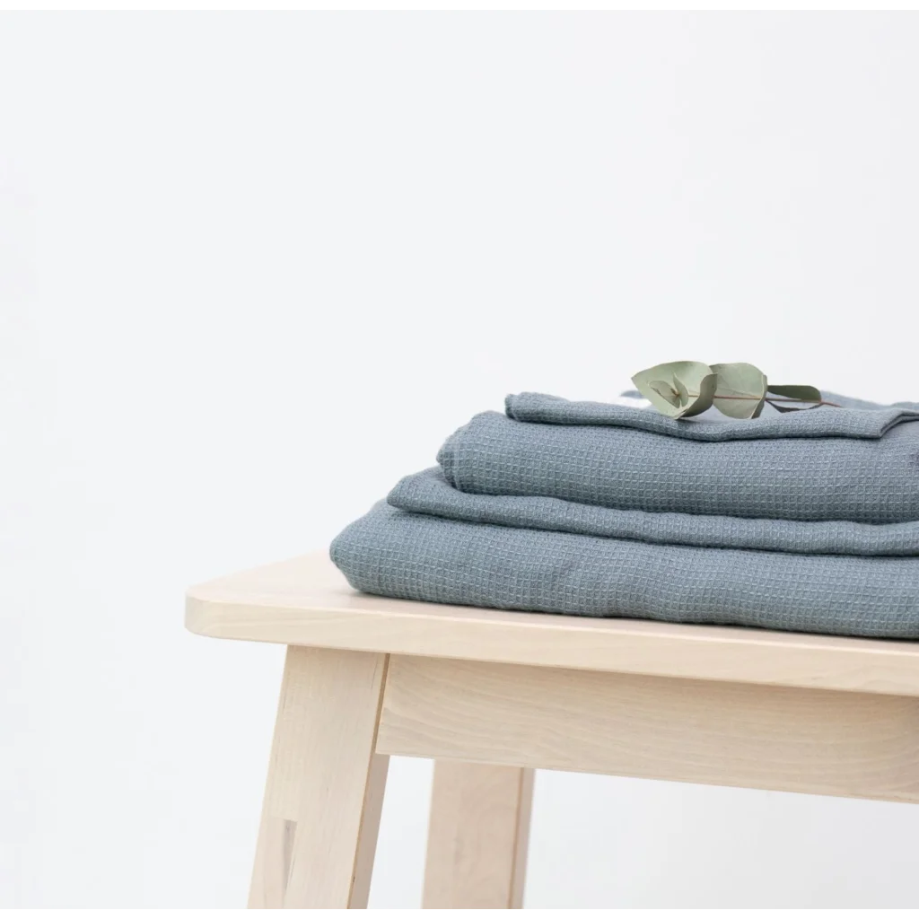 Leinen Waffelpiqué Handtuch in Taubenblau Blau von Linen Tales Größe 45x65 cm