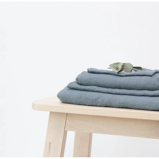 Leinen Waffelpiqué Handtuch in Taubenblau Blau von Linen Tales Größe 45x65 cm
