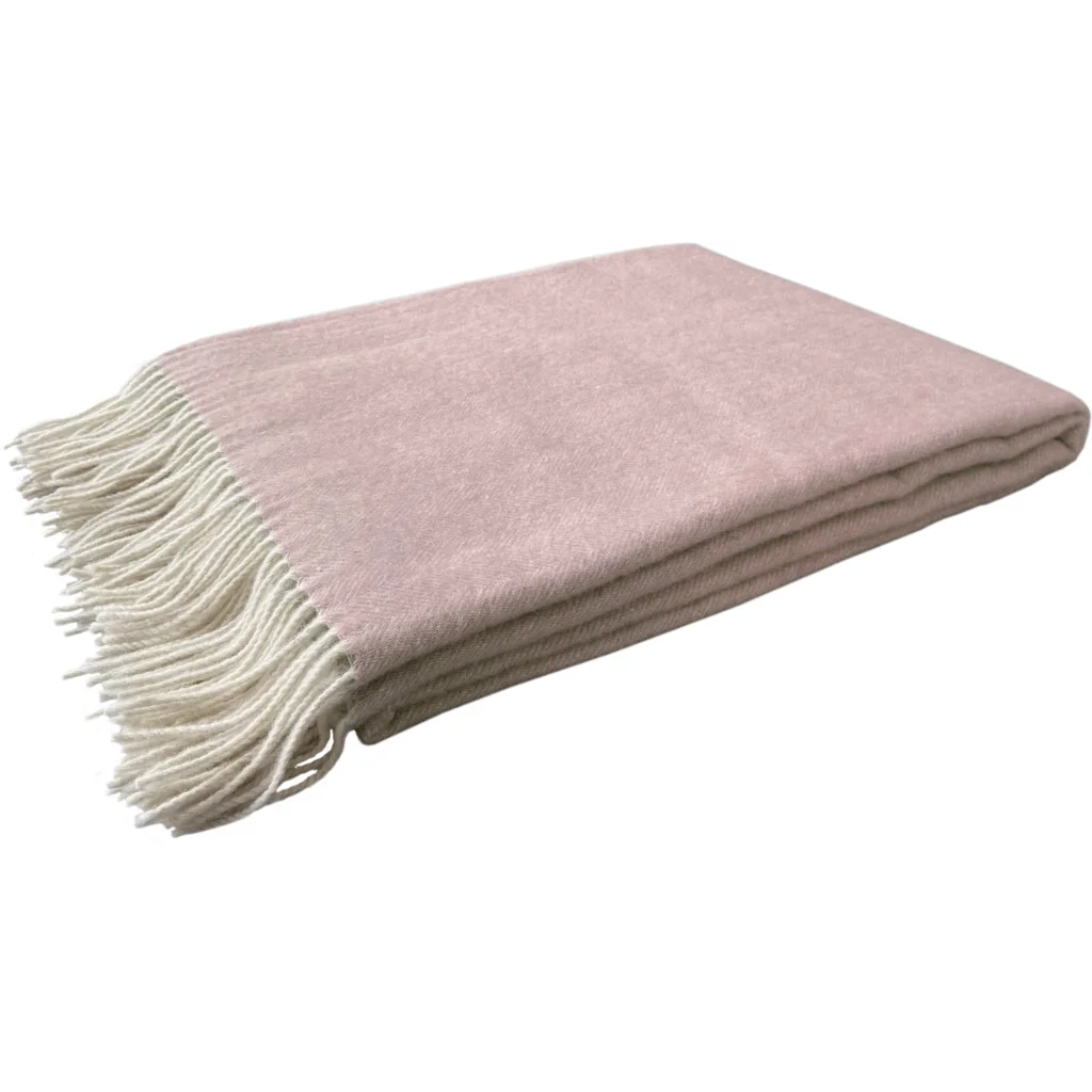 Merino Decke mit Fischgrät-Muster in Puder Rosa Muster Fischgrät von Erika Vaitkute Größe 140x200 cm