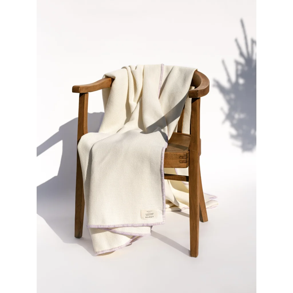 Waffelpiqué Decke mit Kontrastnaht in Creme+Flieder Creme von Cradle Studio Größe 150x210 cm