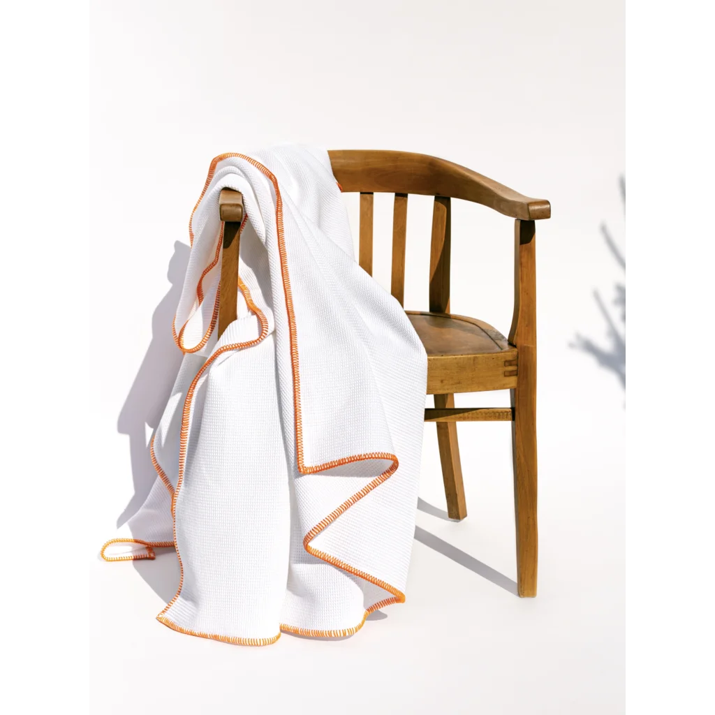 Waffelpiqué Decke mit Kontrastnaht in Weiß+Orange Weiß von Cradle Studio Größe 150x210 cm