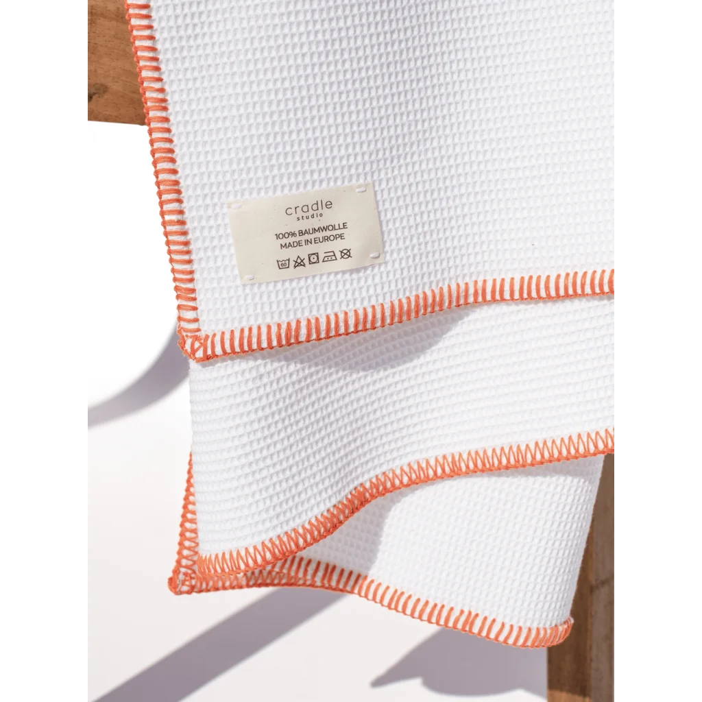 Waffelpiqué Decke mit Kontrastnaht in Weiß+Orange Weiß von Cradle Studio Größe 150x210 cm