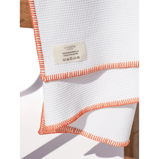 Waffelpiqué Decke mit Kontrastnaht in Weiß+Orange Weiß von Cradle Studio Größe 150x210 cm