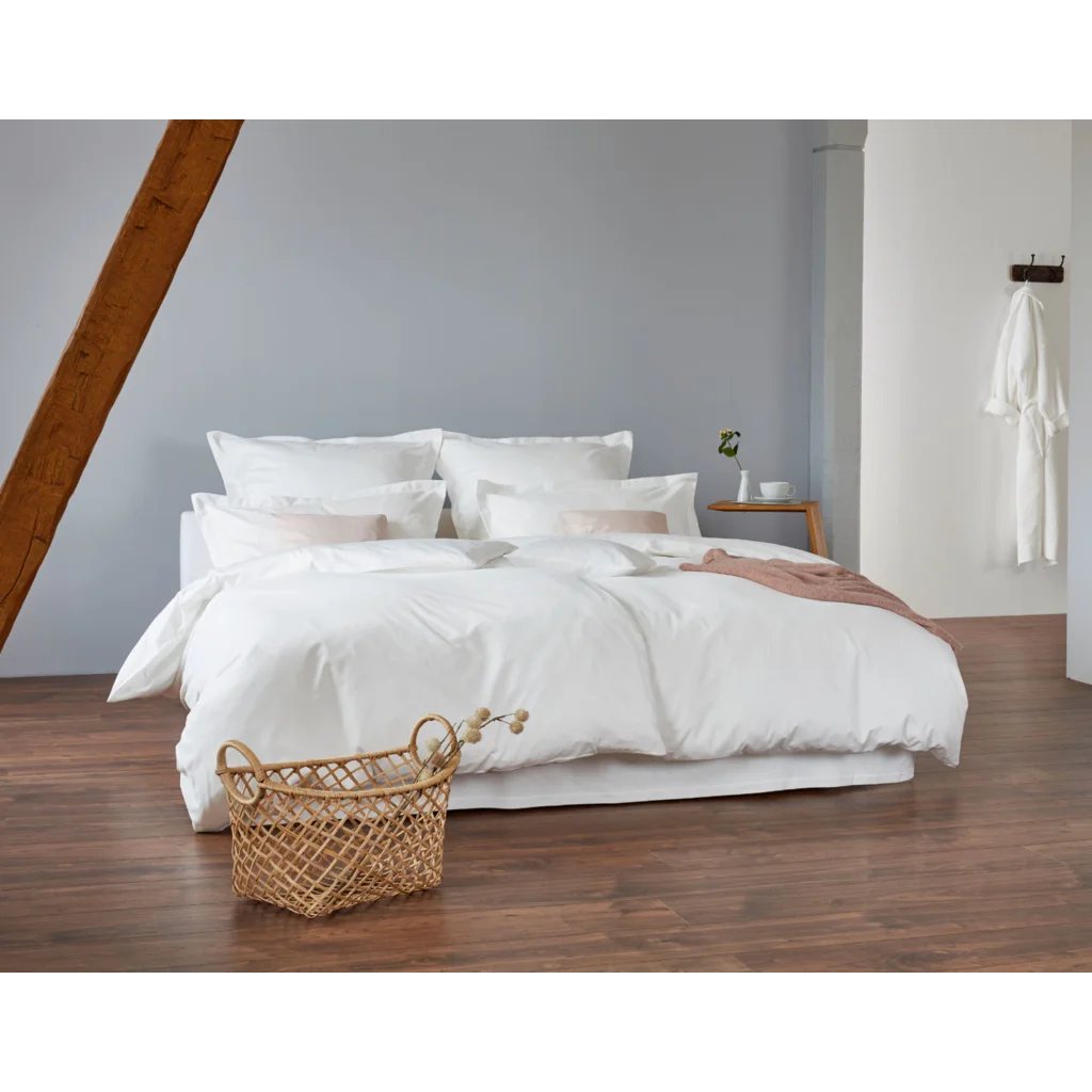 Bio Feinsatin Bettwäsche mit Stehsaum Premium Garnitur in Weiß von Cotonea Größe 135x200 + 80x80 cm