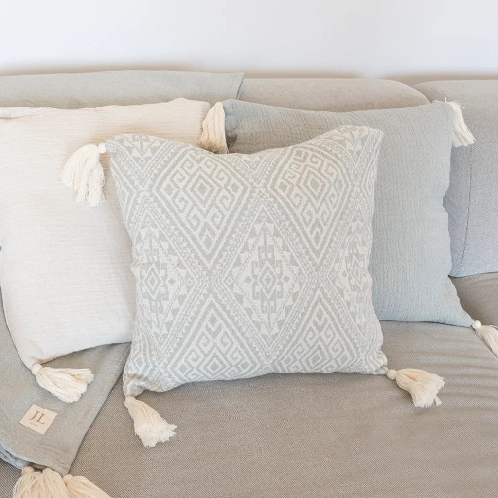 Bio Jacquard Kissenhülle mit Quasten in Mint+Creme Grün+Creme Muster Jacquard von Jean&Len Größe 45x45 cm