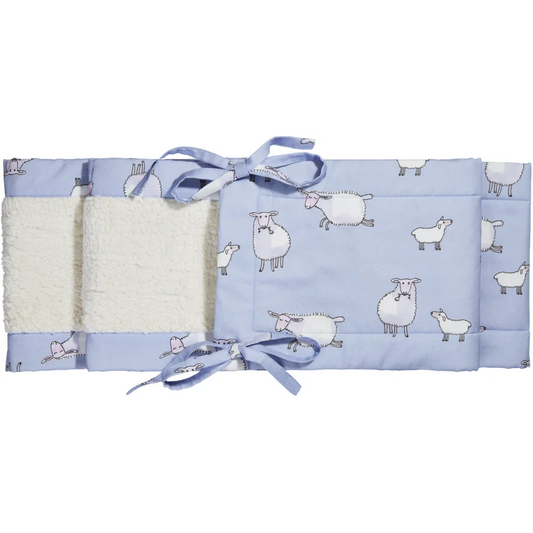 Bio Satin Baby-Nestchen Schäfchen in Muster Schäfchen von Cotonea Größe 230x25 cm
