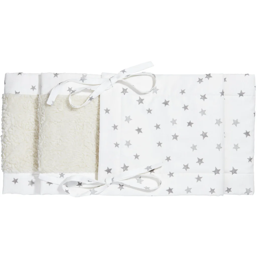 Bio Satin Baby-Nestchen Sterne in Muster Sterne von Cotonea Größe 230x25 cm