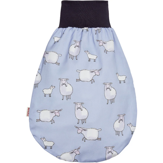 Bio Satin Baby-Strampelsack Schäfchen mit Teddyplüschfutter in Muster Schäfchen von Cotonea Größe 35x50 cm