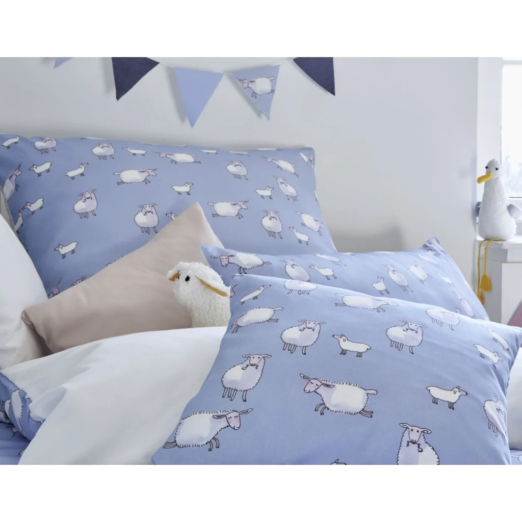 Bio Satin Kinder-Bettwäsche Schäfchen Kissenbezug in Blau Muster Schäfchen von Cotonea Größe 40x80 cm