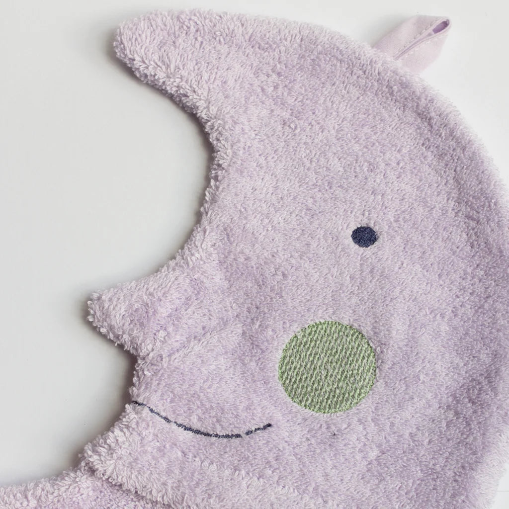 Frottier Baby-+Kinder-Waschhandschuh in Mond-Form in Flieder Muster Mond von KATHA covers Größe 28 cm